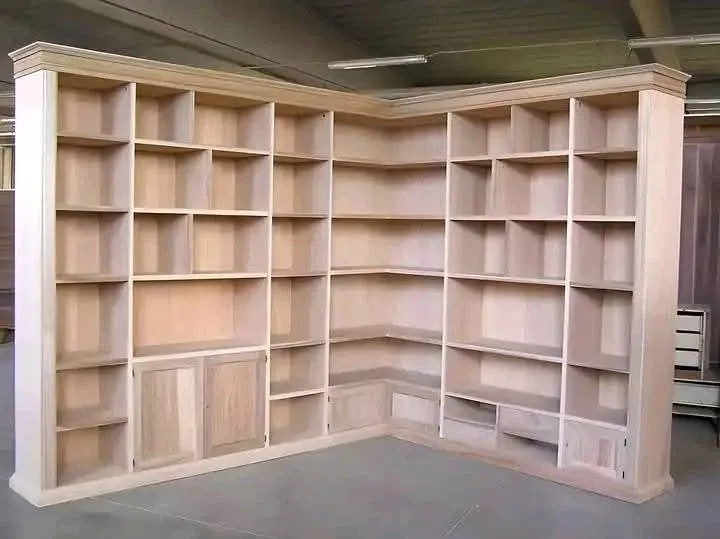 Boekenkast van onbehandeld eiken in de werkplaats