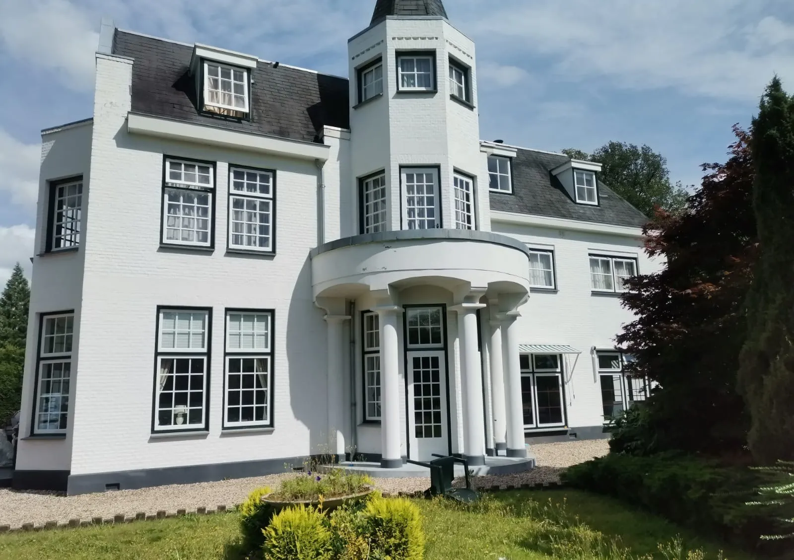 Wit geschilderde villa met donkere kozijnen na buitenschilderwerk door Diamant